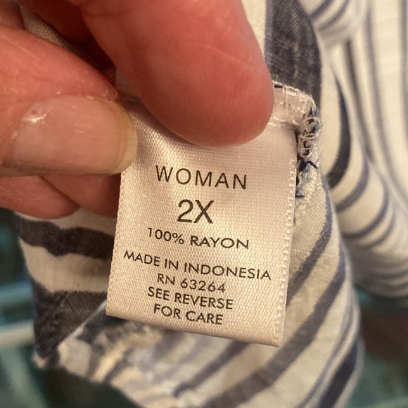 Blouse. 2X Rayon Blue/white striped. Button down, V-Neck with flouncy 3/4 sleeve - Picture 11 of 12